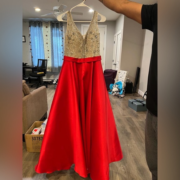 backless gown. - Picture 4 of 4